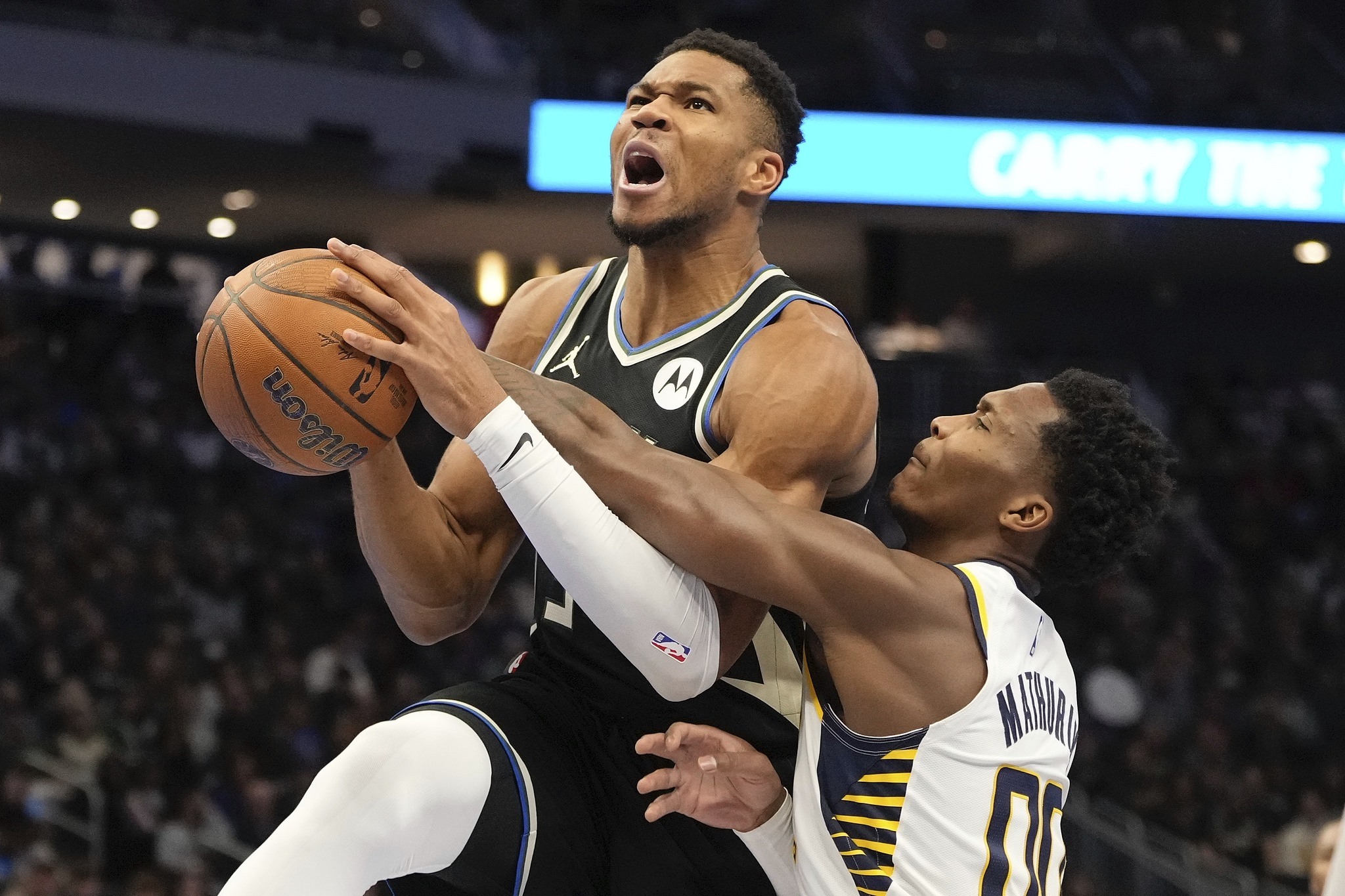 关于雄鹿B队鏖战土耳其男篮，利拉德关键制胜的信息