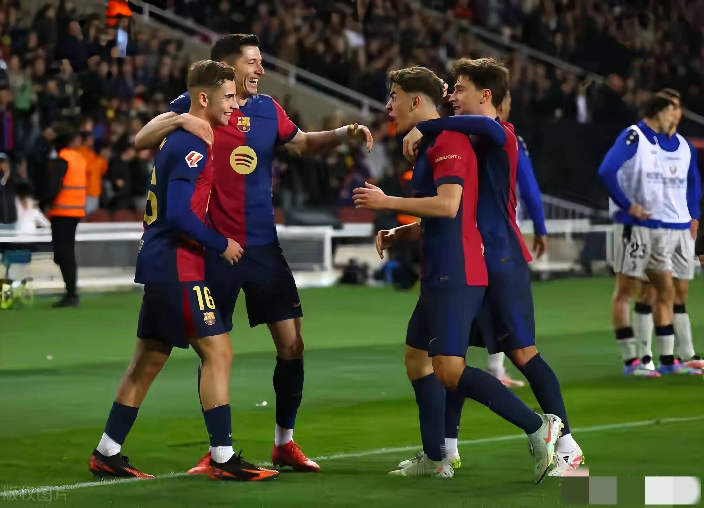 皇马完胜切尔西，莱万制霸全场