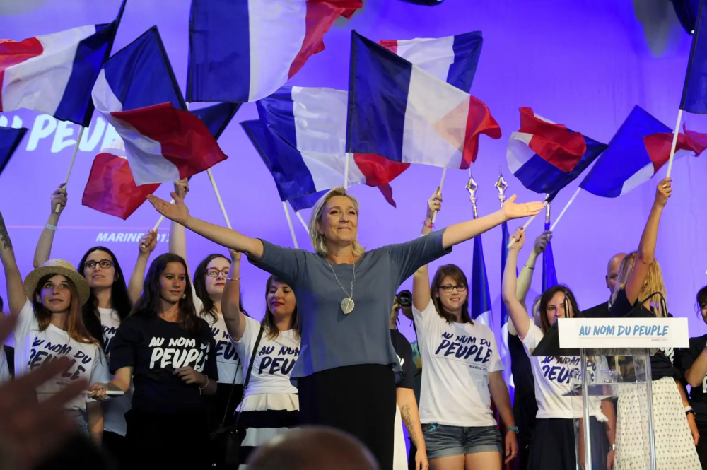 法国羽毛球队鏖战日本羽毛球队,陶菲克统治全场 法国羽毛球队鏖战日本羽毛球队,陶菲克统治全场