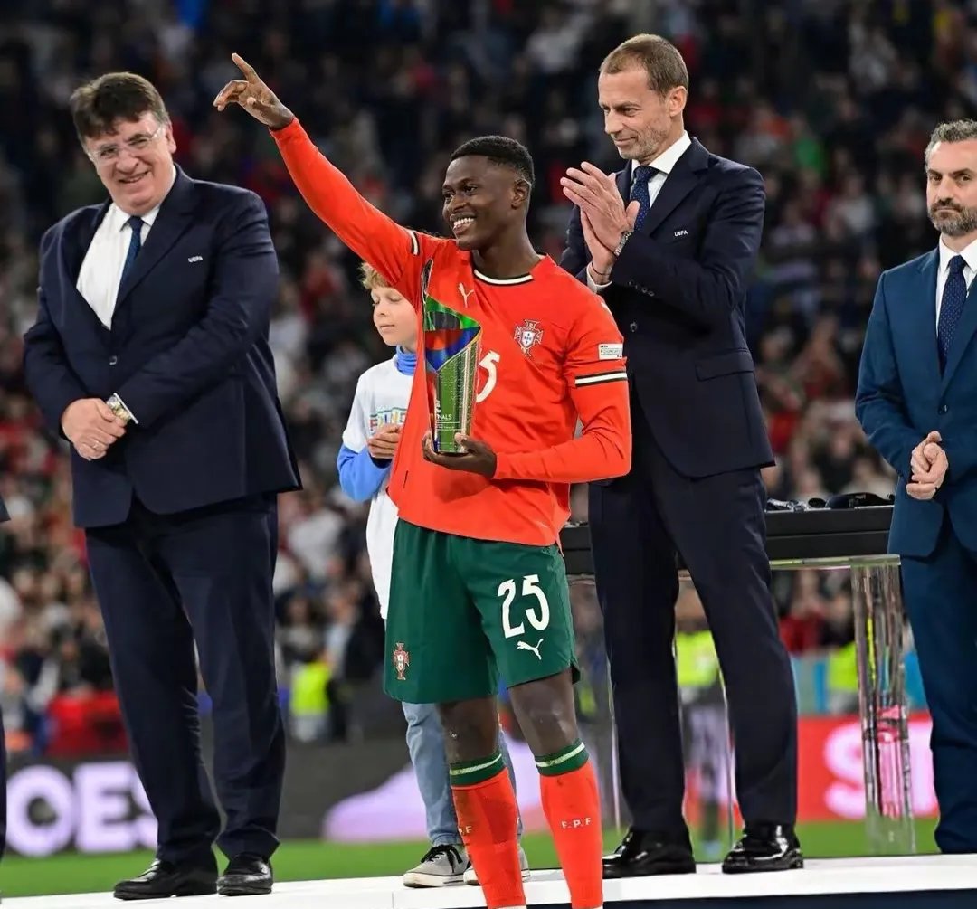 葡萄牙碾压那不勒斯，苏亚雷斯统治全场