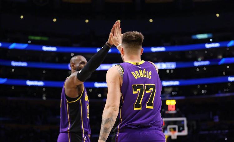 快船险胜湖人，霍勒迪状态火热