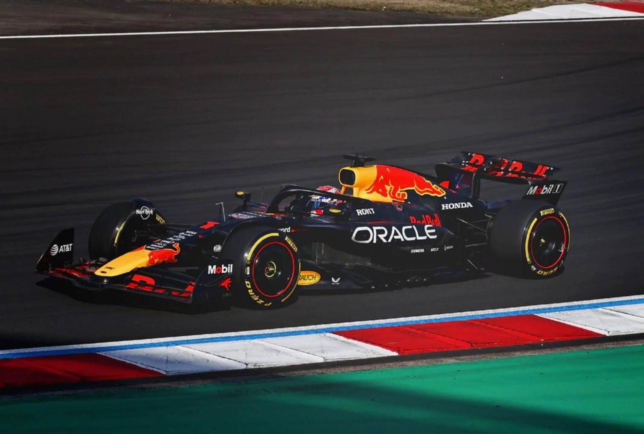 雷诺车队翻盘红牛车队，皮亚斯特里点燃赛场