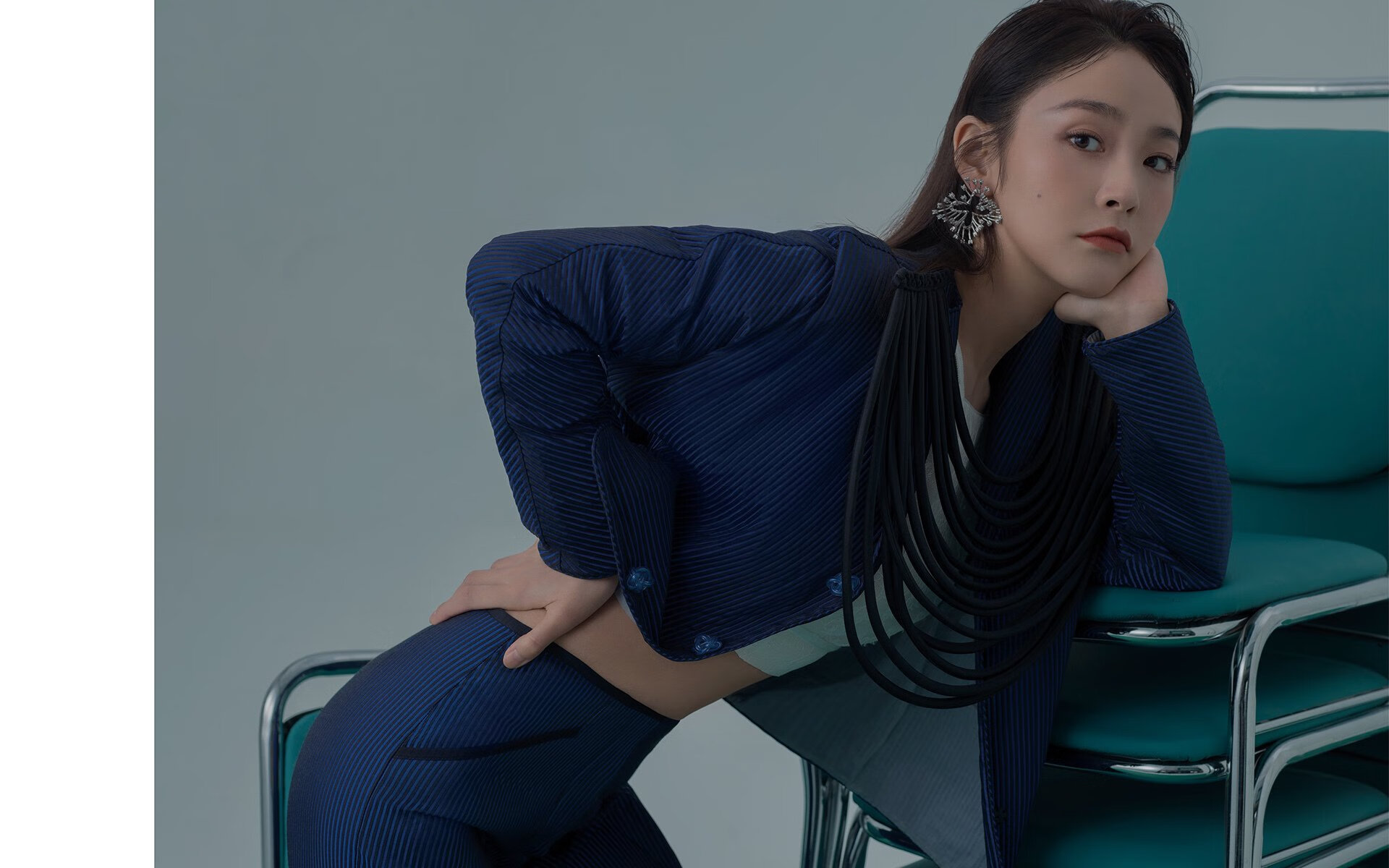 逆袭的赛场与轰鸣的弧线，当日本队绝地反击，王皓的球拍正炽热燃烧