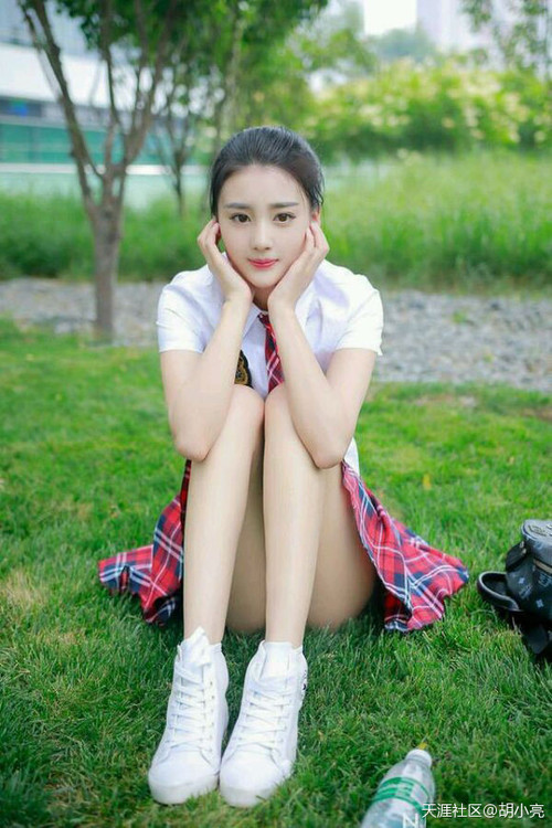 孤胆英雄雨中行,莱万扛起全队,德国生死战取胜罗马